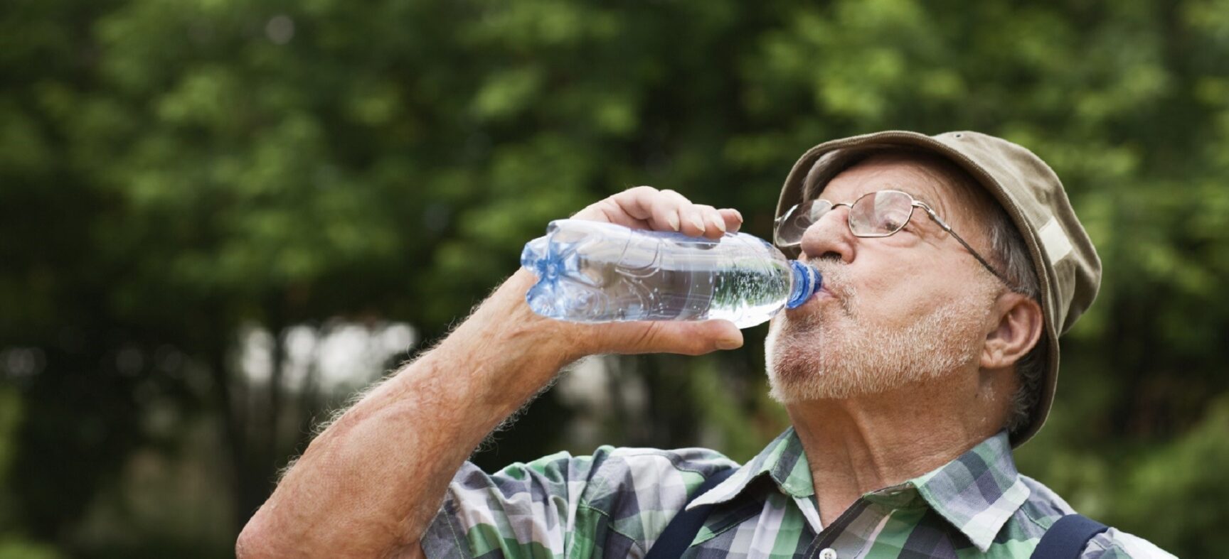 ¿Cómo evitar golpes de calor en adultos mayores?