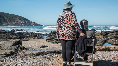 Actividades seguras para personas mayores para el verano